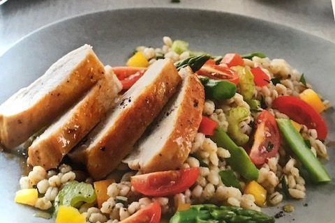 Salade d’orge, poulet et légumes