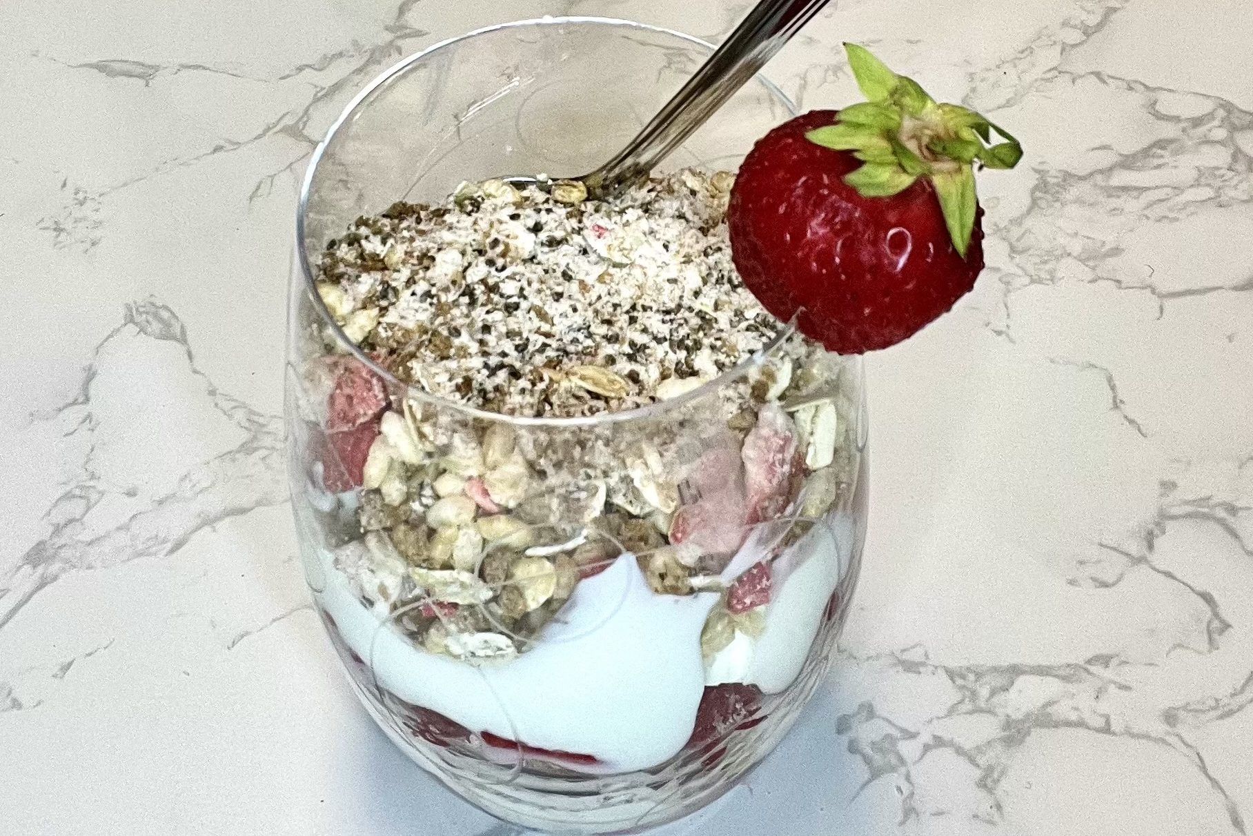 Parfait aux fraises et crumble express protéiné