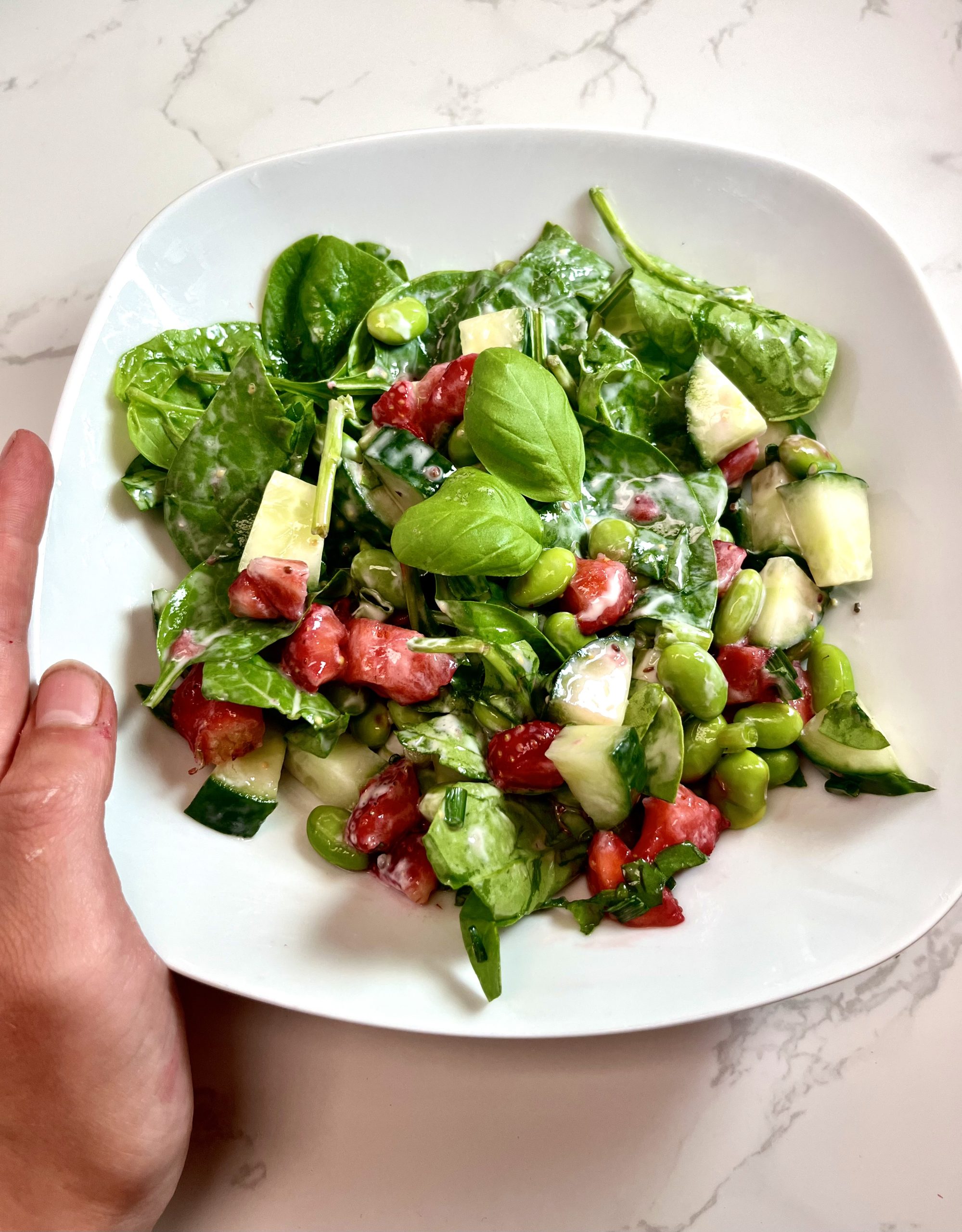 Salade d’edamames aux fraises, épinards et concombres avec sauce au yogourt ￼