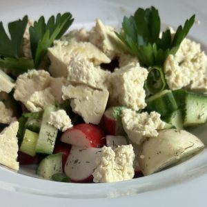 Salade de radis, concombres, tofu saumuré et herbes fraîches