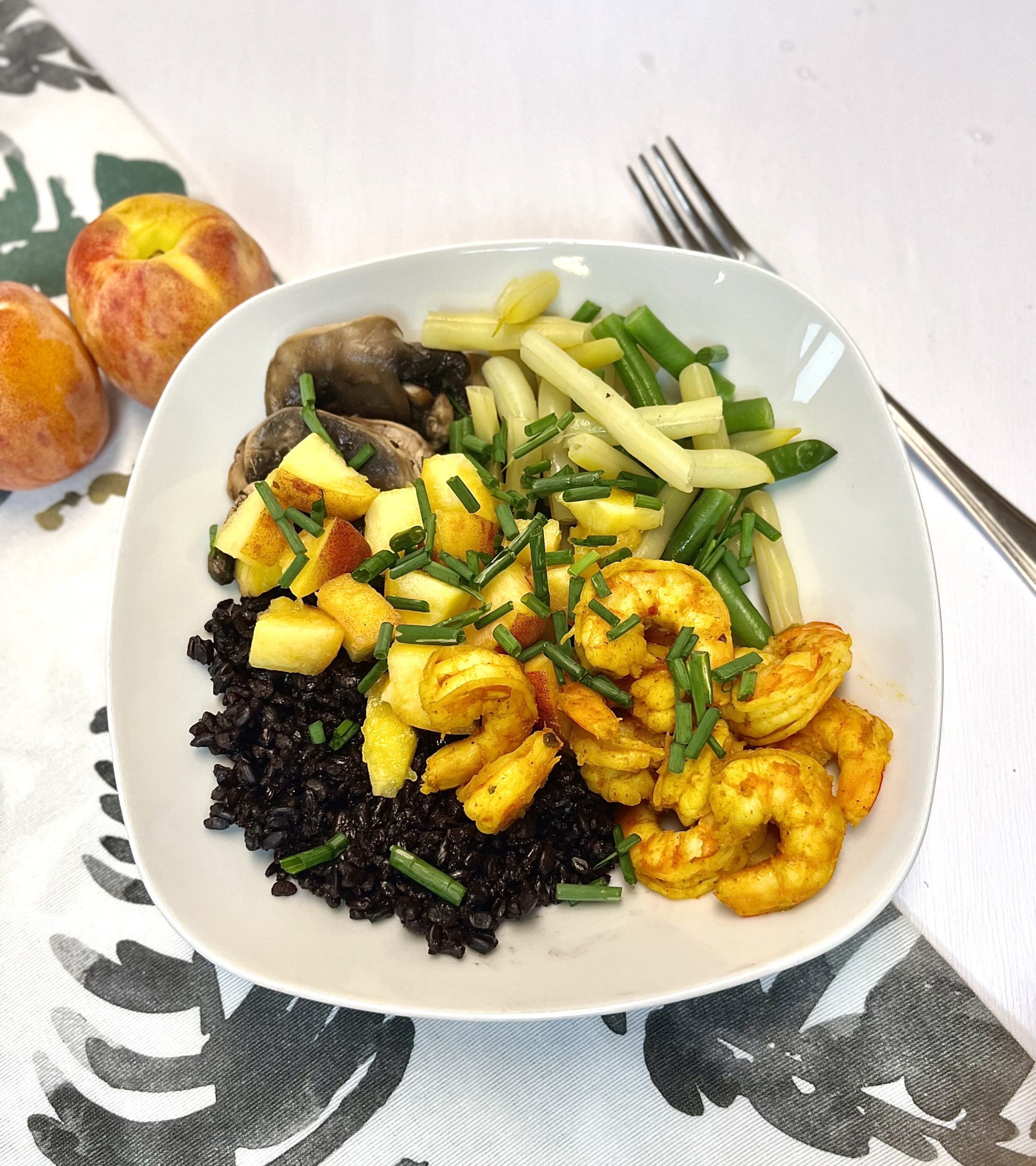 Bol de crevettes au cari et aux pêches (avec riz et légumes)