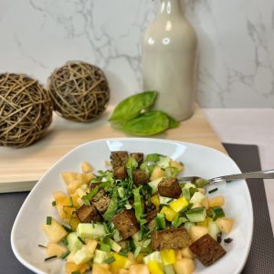 Salade de cantaloups et basilic avec tofu infusé au balsamique