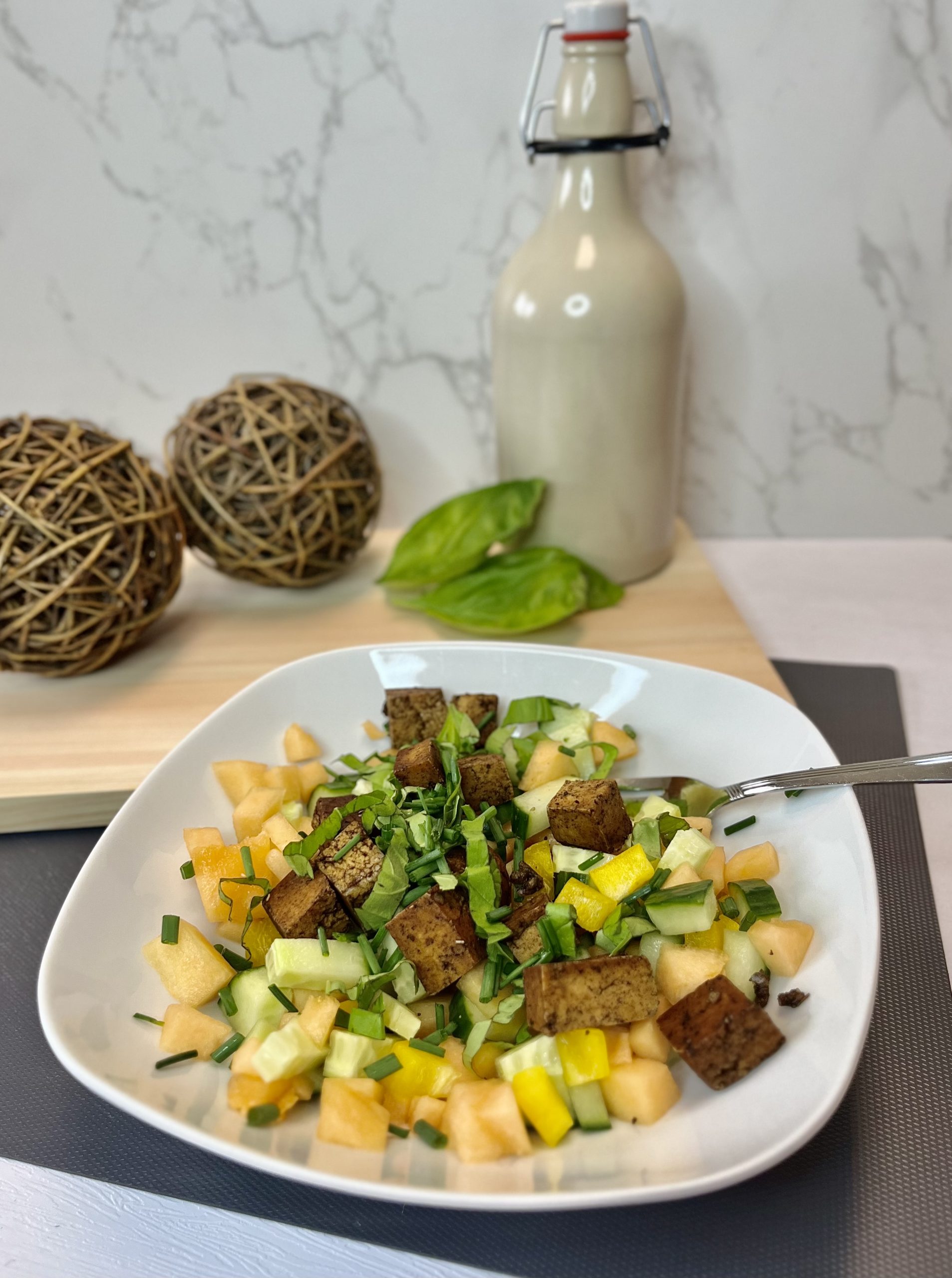 Salade de cantaloups et basilic avec tofu infusé au balsamique